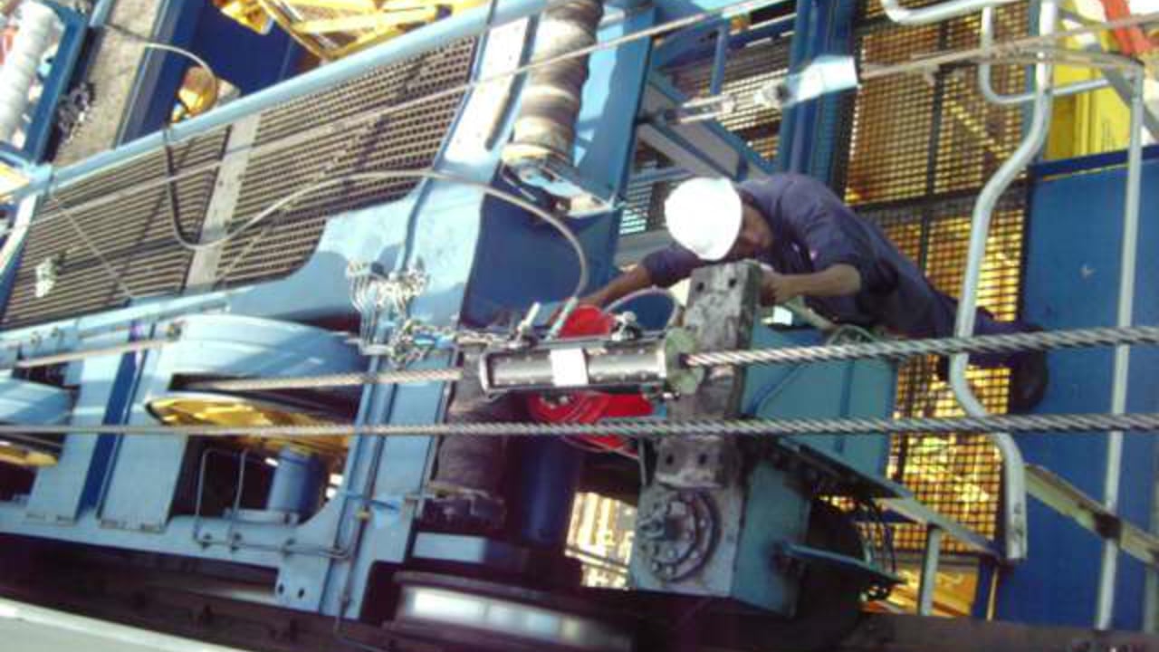 Viper WRL lubricating a wire rope